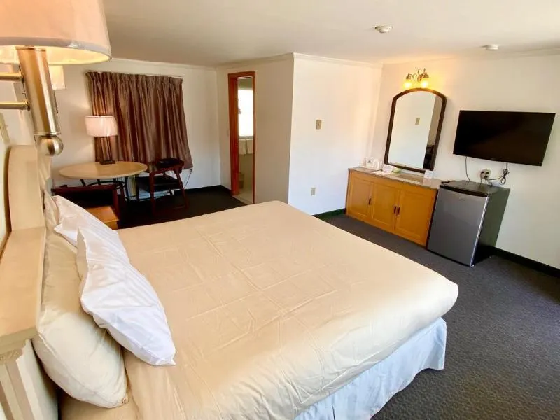 Americas Best Value Inn & Suites-Hyannis/Cape Cod - Image 1