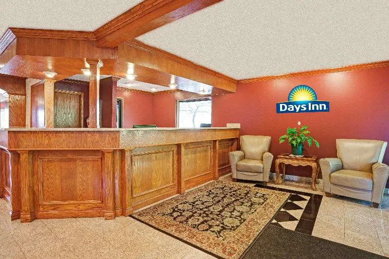 Days Inn & Suites by Wyndham Monroe - Image 1