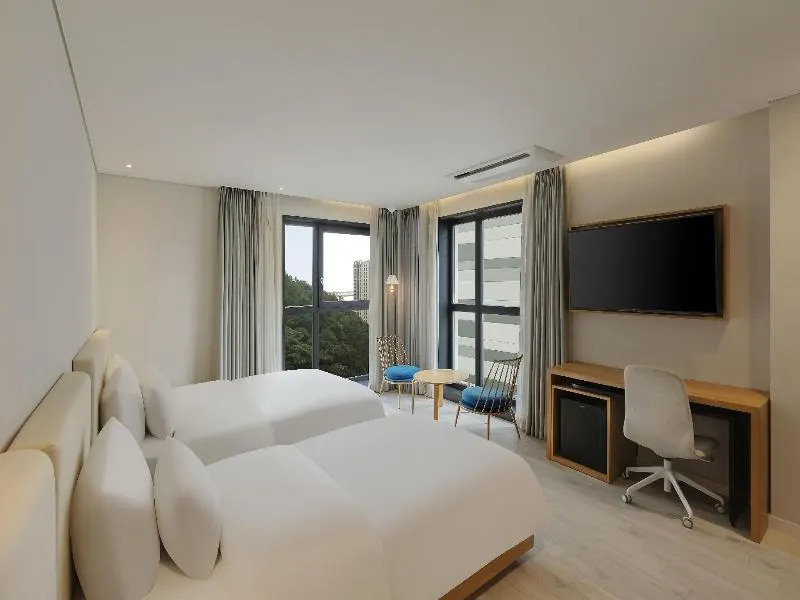 Londoner Hotel - Image 1