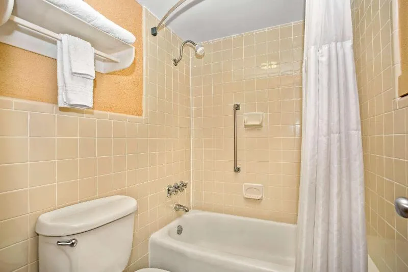 Days Inn by Wyndham Durham/Near Duke University - Image 1