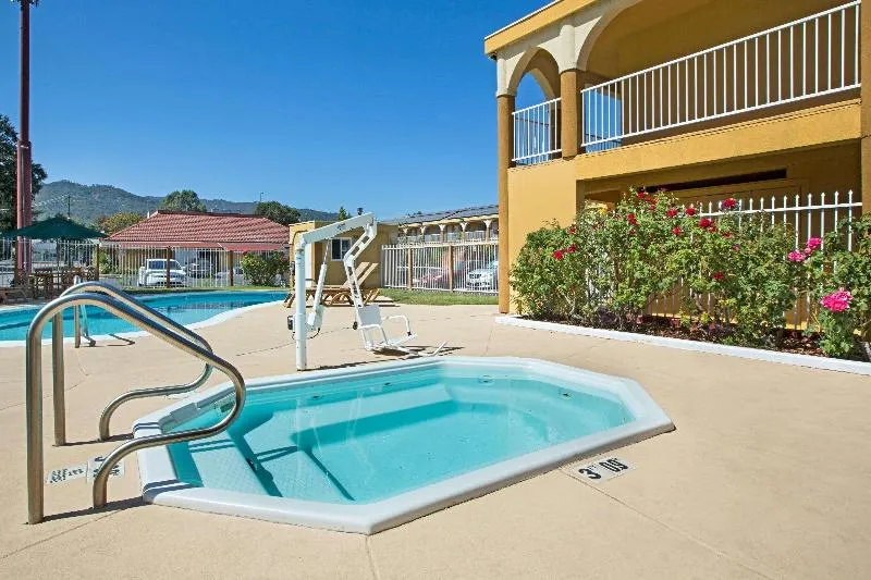 Super 8 by Wyndham Ukiah - Image 1