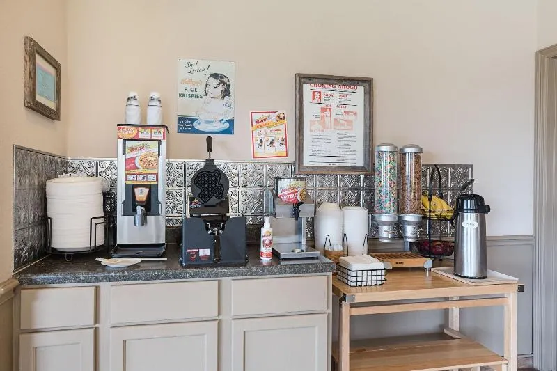 Lone Star Inn & Suites - Image 1