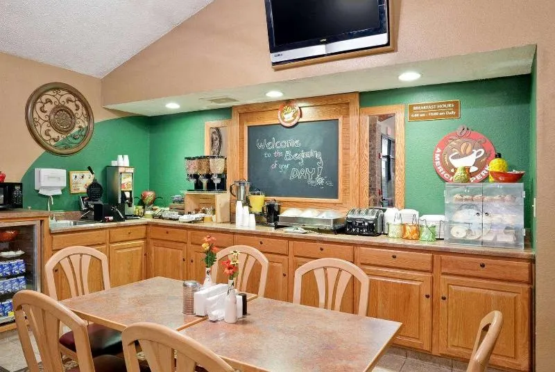 AmericInn Lodge & Suites - Image 1