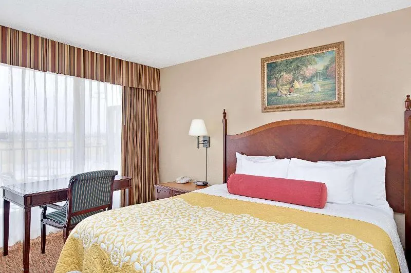 Torrance Inn & Suites - Image 1