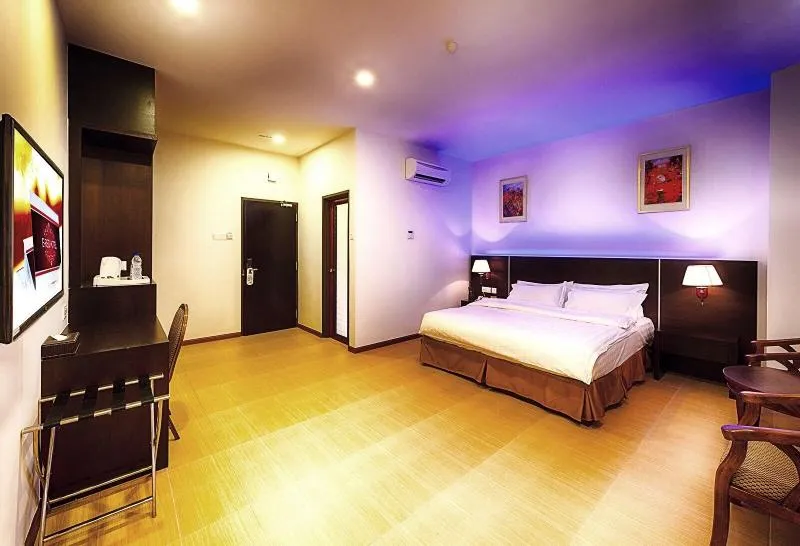E-Red Hotel Cosmo - Image 1