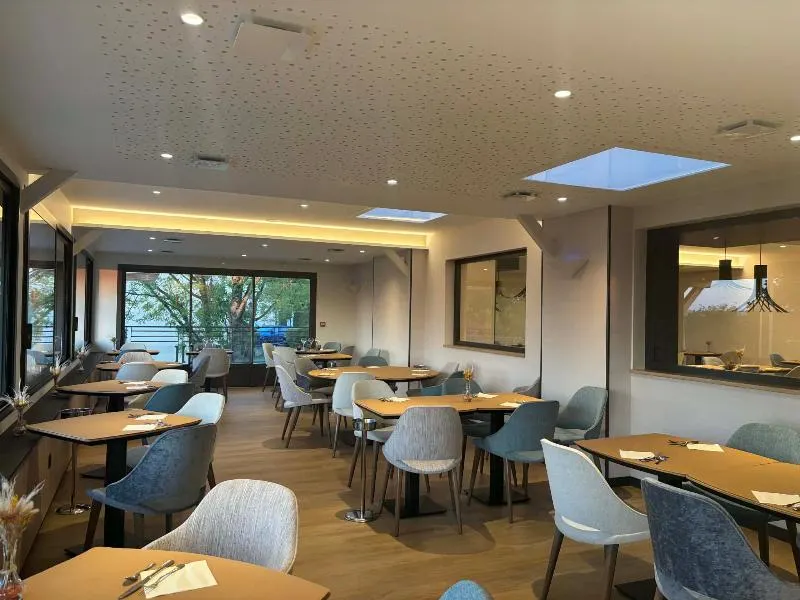 Logis Hotel Le Val Moret - Image 1