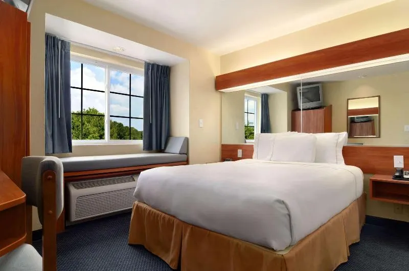 Microtel Inn & Suites by Wyndham Huntsville - Image 1