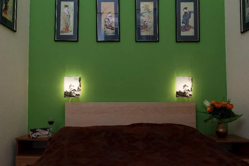 Theaterland Classic Apartments - Image 1
