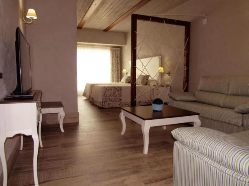 Hotel Bella Hellín - Image 1