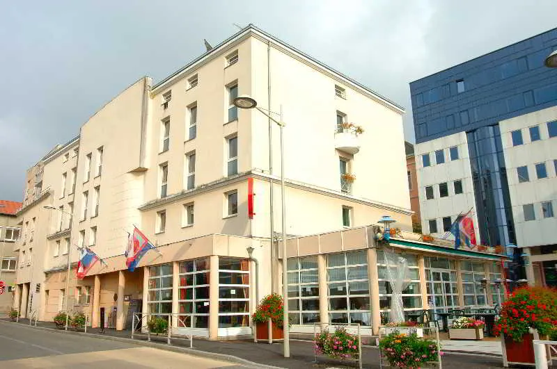 Inter-Hôtel Central Parc, Oyonnax - Image 1