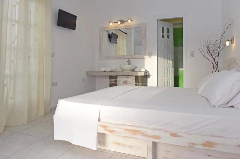 Porto Naoussa Hotel - Image 1