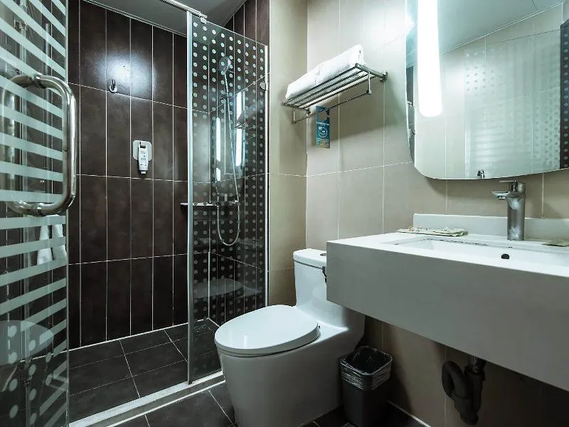 Hotel ibis Luoyang Railway Station - Image 1