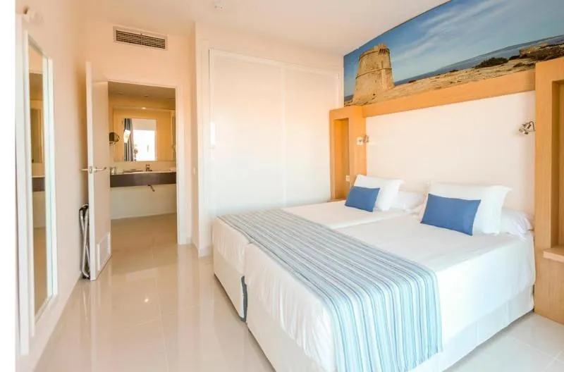 Sirenis Seaview Country Club - Image 1