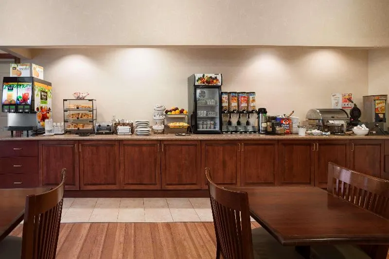 Country Inn & Suites by Radisson Manchester Airport NH - Image 1