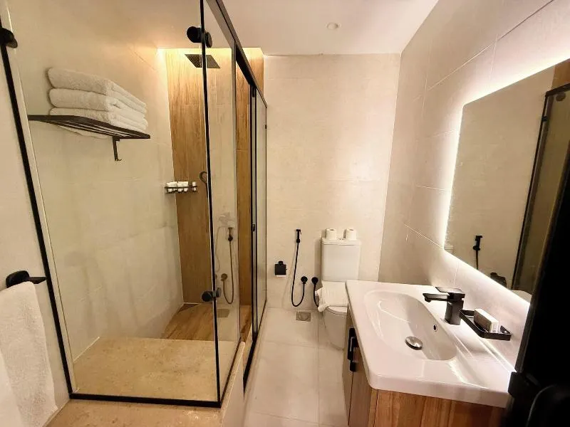 New Museum, Pyramids Inn - Image 1
