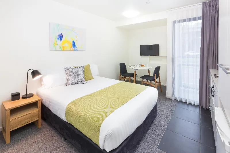 City Edge North Melbourne Apartment Hotel - Image 1