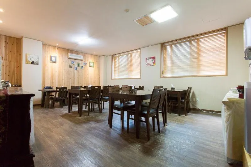 Carlton Hotel - Image 1