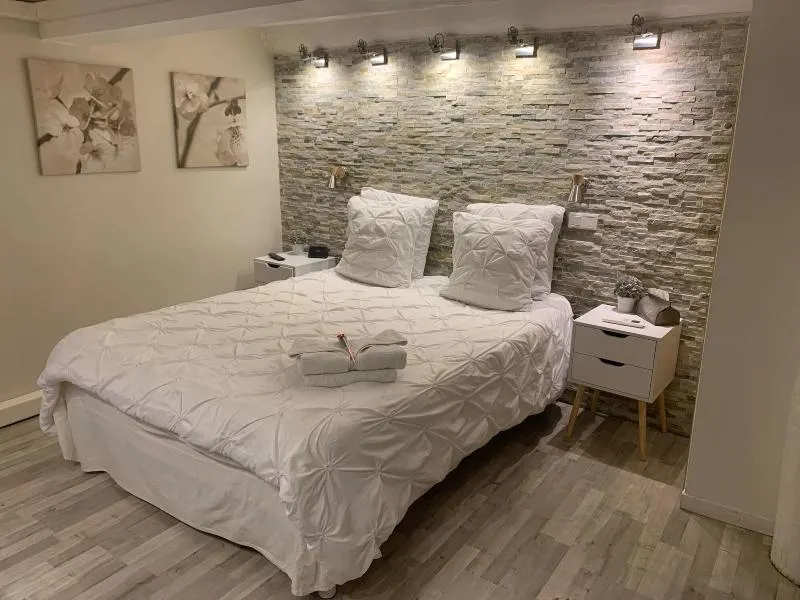 Marseille City Rooms Apartments - Deluxe Apartment - Image 1