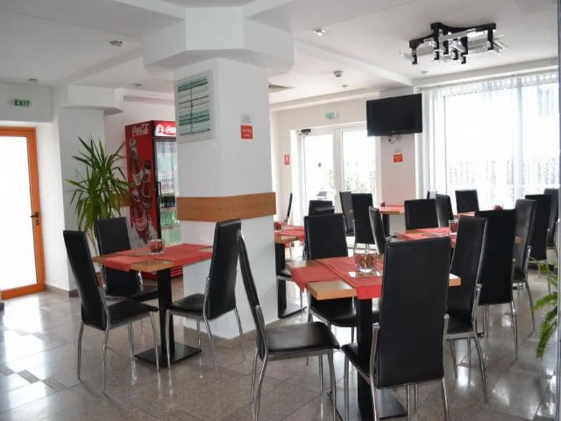 Plus Hotel - Image 1