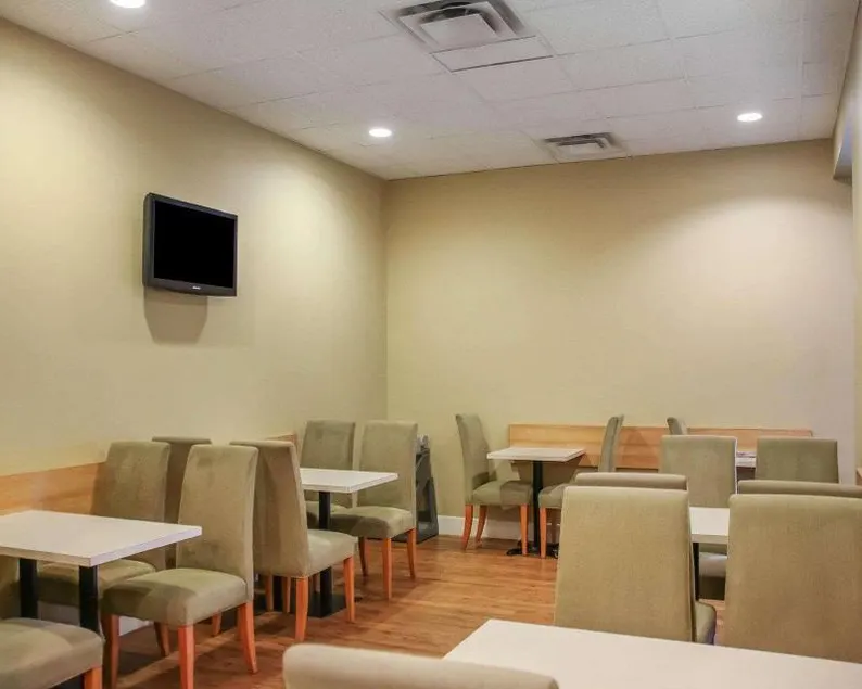 Econo Lodge - Image 1
