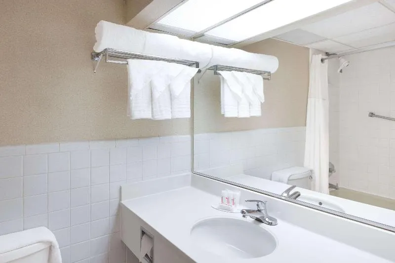 Ramada by Wyndham Yonkers - Image 1