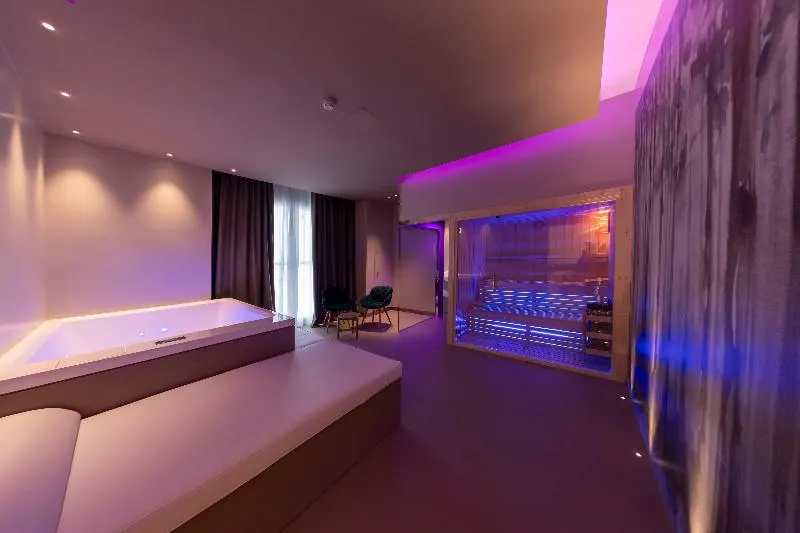 Smart Hotel - Naples Harbour - Image 1