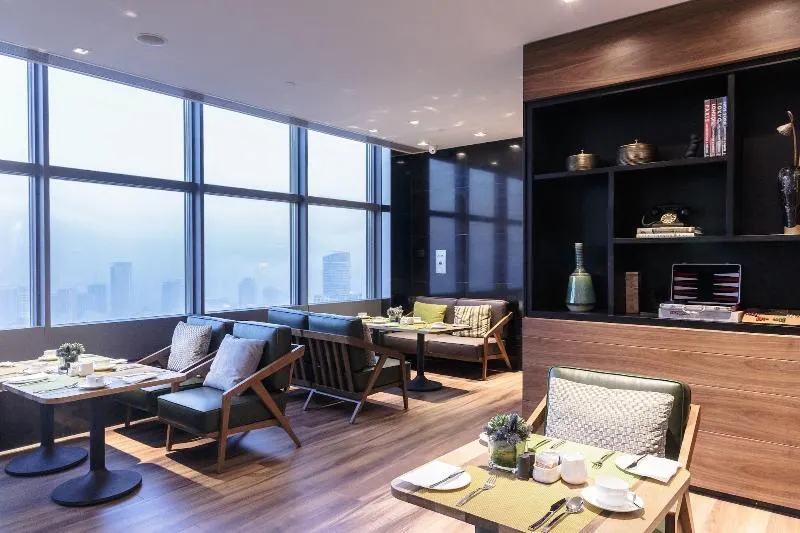 Jingguang Center Apartment Hotel - Image 1
