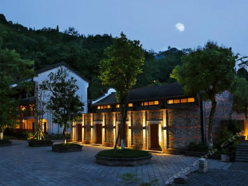 Howard Johnson by Wyndham Life Mountain View Chengdu - Image 1