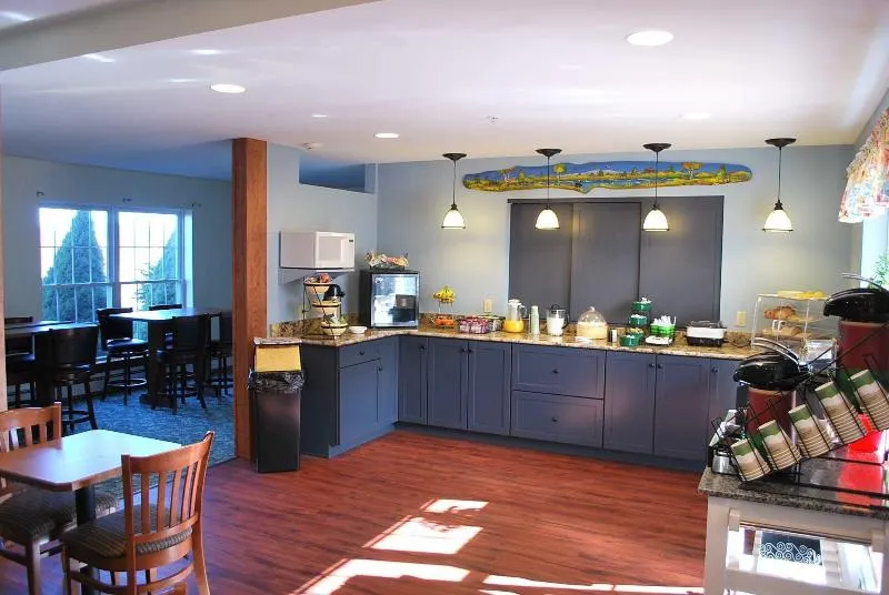 Casco Bay Inn - Image 1