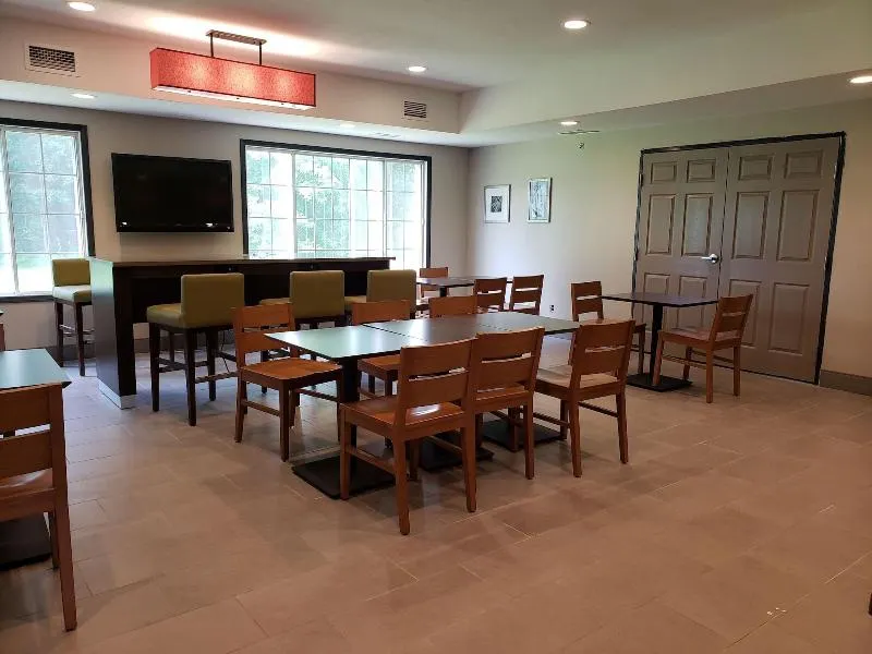 Country Inn & Suites by Radisson, Detroit Lakes, MN - Image 1