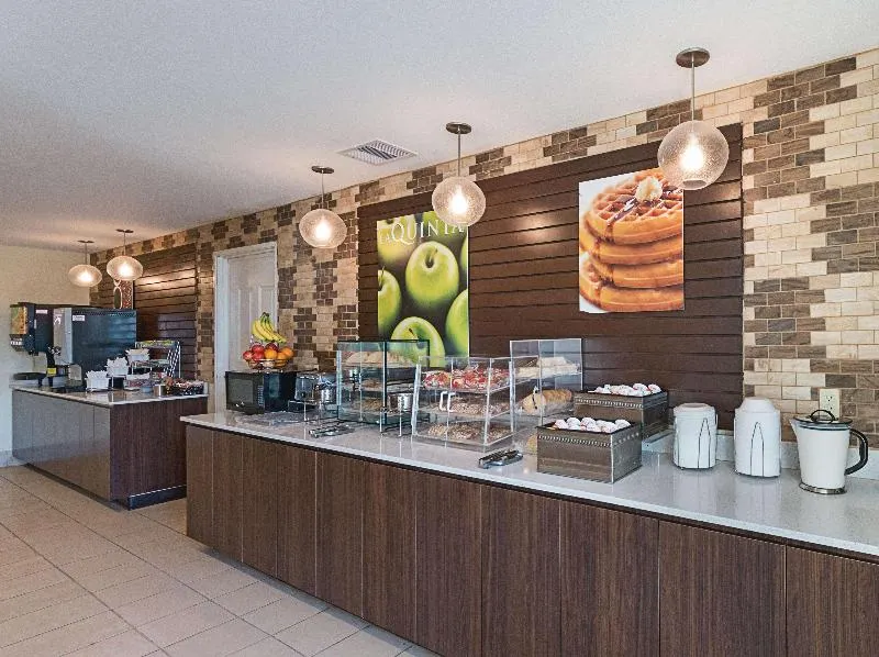 La Quinta Inn & Suites by Wyndham Mathis - Image 1