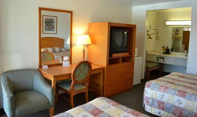 Vagabond Inn Fresno - Image 1