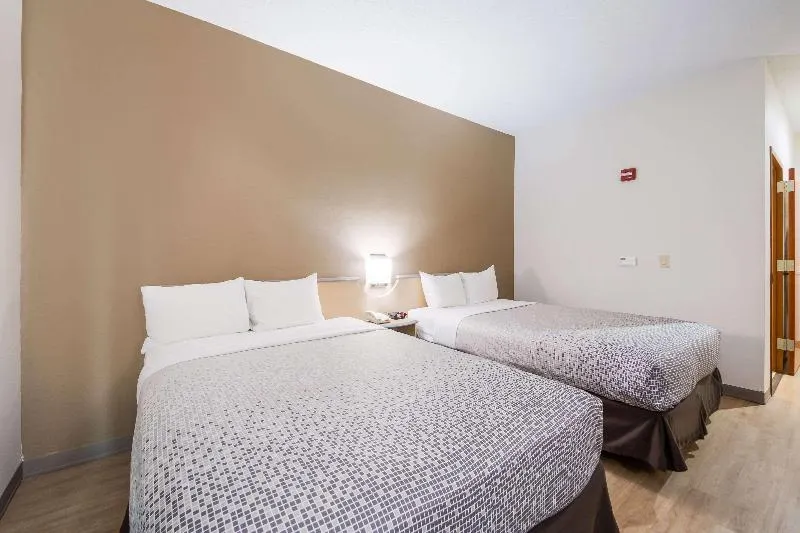 Econo Lodge Laredo - Image 1