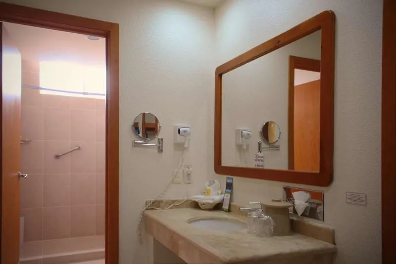 Best Western Plus Plaza Vizcaya - Image 1