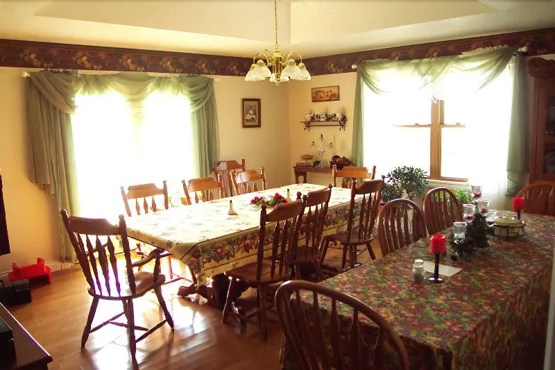 Graber's Green Gables Bed & Breakfast - Image 1