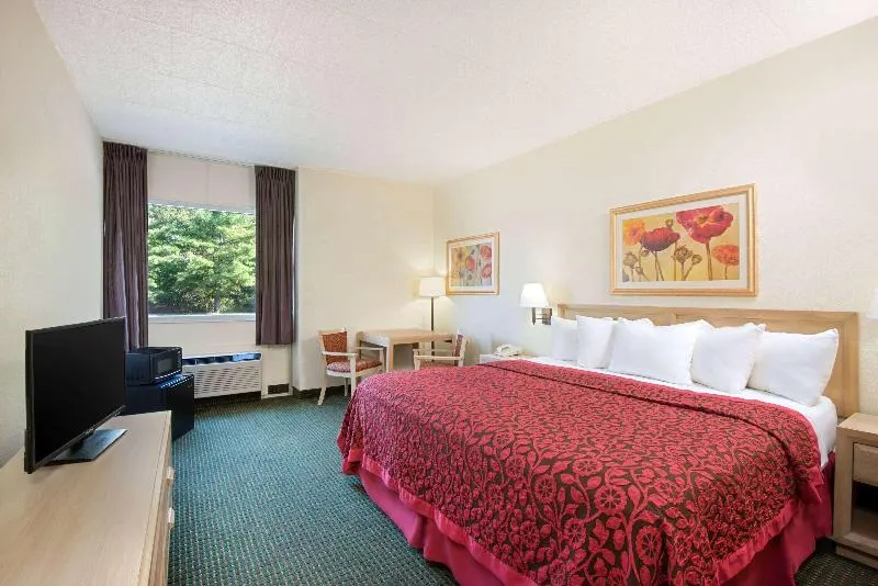 Days Inn by Wyndham Fremont - Image 1