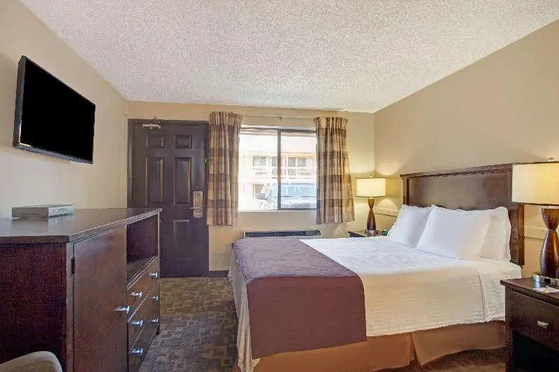 DAYS INN FIFE - Image 1