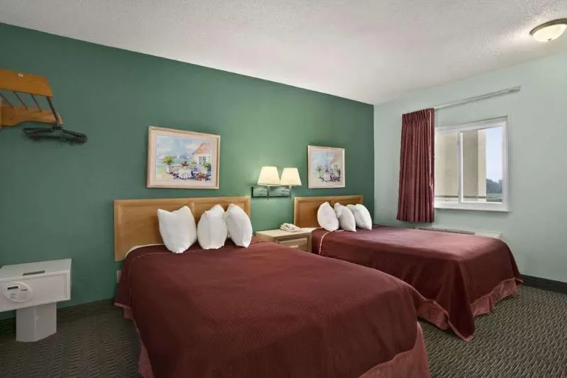 Howard Johnson Inn - Sandusky Park N. Entrance - Image 1