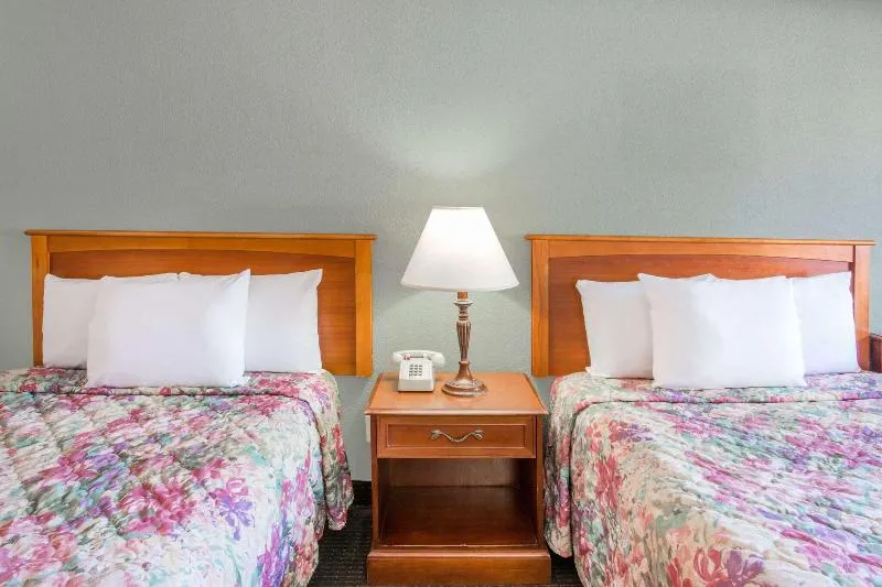 Knights Inn - Plant City - Image 1
