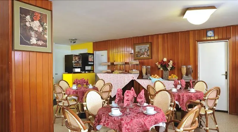 Hotel Aurora - Image 1