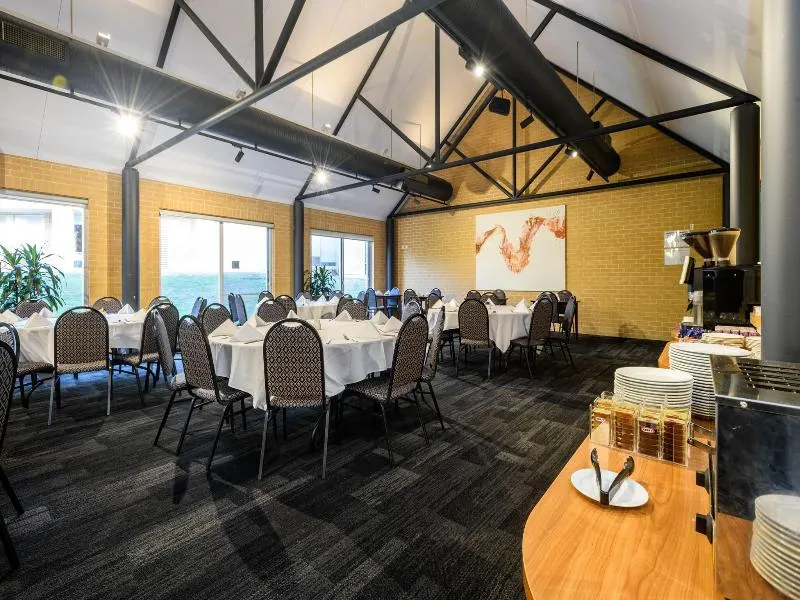 Lakeside Hotel and Conference Centre - Image 1