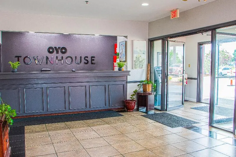 OYO Townhouse Donaldsonville - Gonzale - Image 1