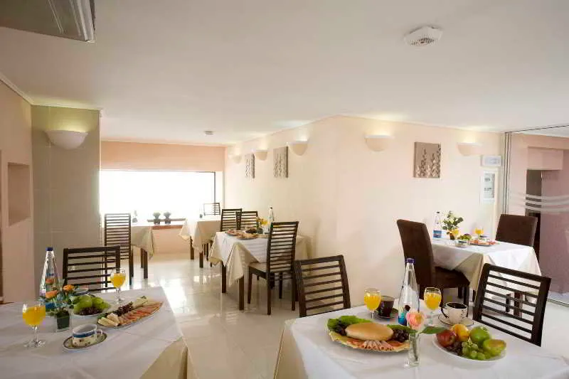 Comfort Hotel - Image 1