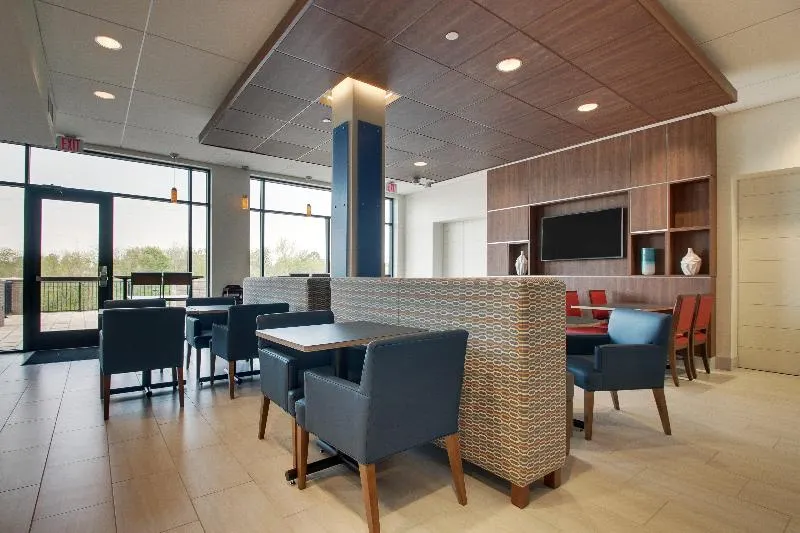 Holiday Inn Express & Suites Elizabethtown North - Image 1