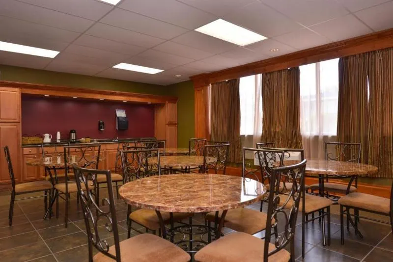 Americas Best Value Inn & Suites Kansas City - Image 1
