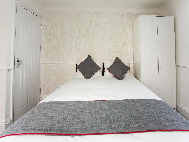 OYO Brunel Hotel - Image 1