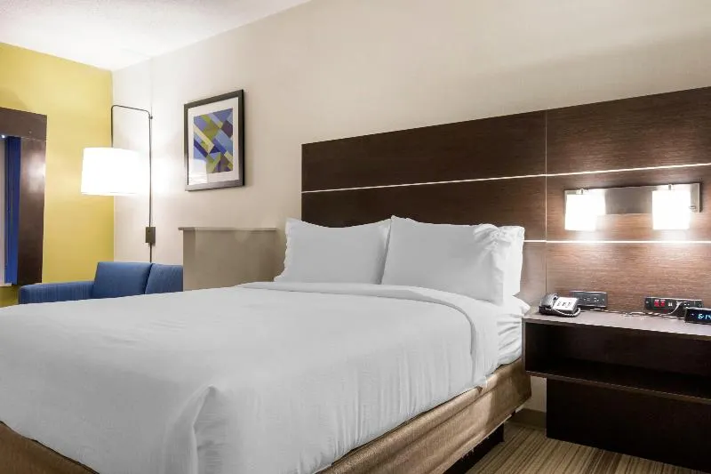 Holiday Inn Express & Suites Chicago West - St Charles - Image 1
