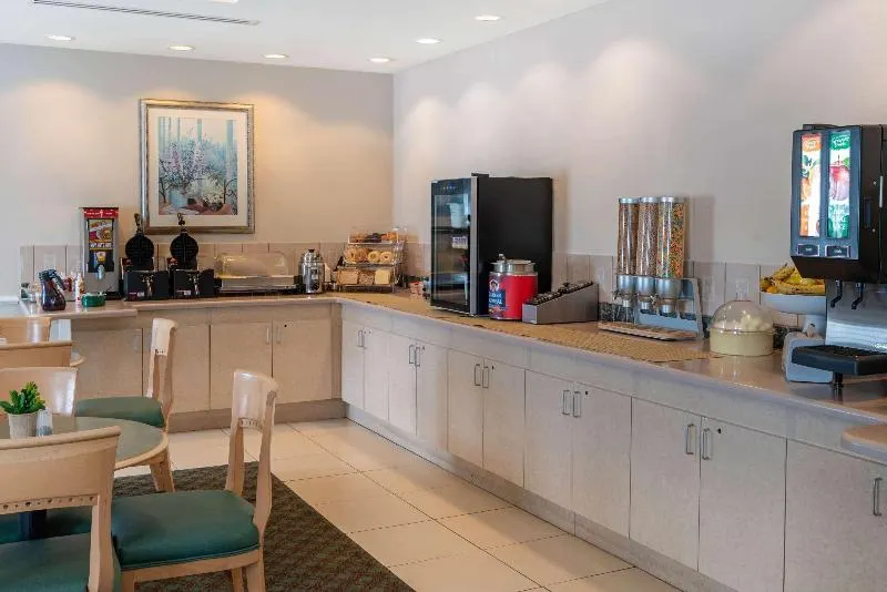 La Quinta Inn & Suites by Wyndham Fort Myers Airport - Image 1