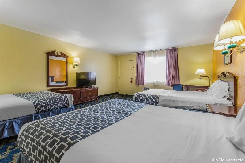 Econo Lodge - Image 1