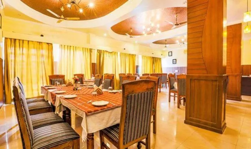 Fabhotel Statiq Inn - Image 1